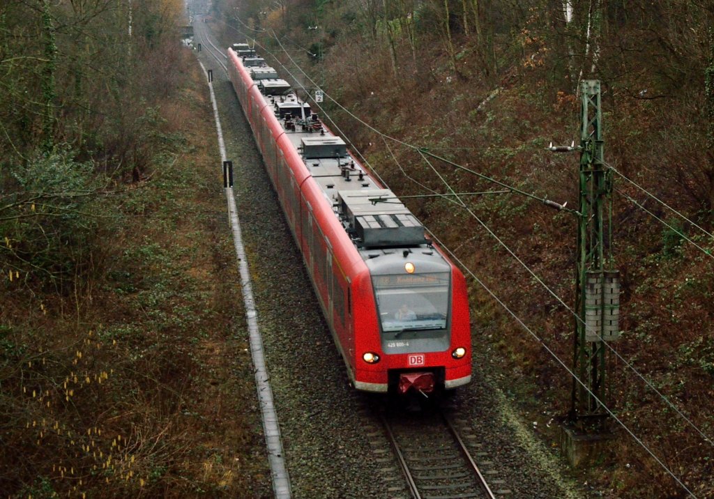 425 600-4 als RE8 nach Koblenz am Einschnitt am Gotzweg in Rheydt-M�lfort. 10.3.2013