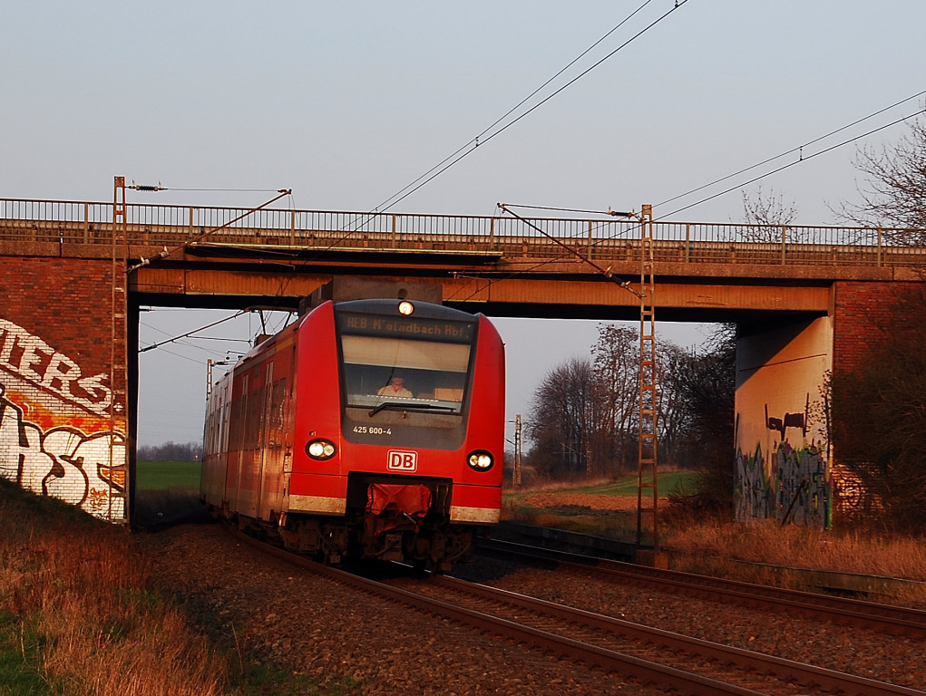425 600-4 unter der Brcke der L 116 als RE8 nach Mnchengladbach auf der Kbs 465 am 22.3.2012