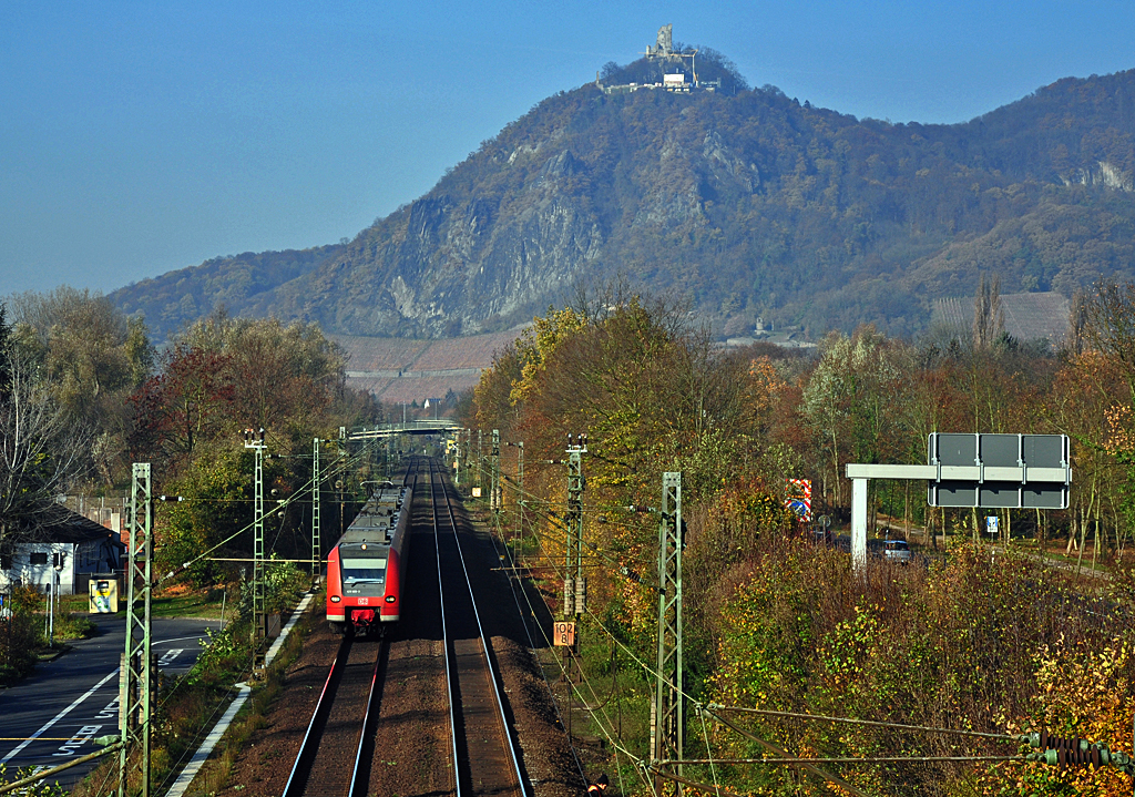 425 605-3 nach Koblenz mit Siebengebirge und Drachenfels im Hintergrund in Bad Honnef - 15.11.2011