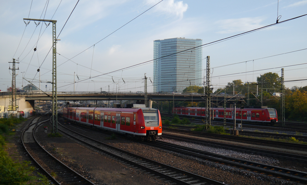425 612-9 (S5/RB44 Mainz) fhrt aus dem Mannheimer Hbf. Hinten ist ein weiterer 425 abgestellt und wartet auf neue Aufgaben. (22.10.12)