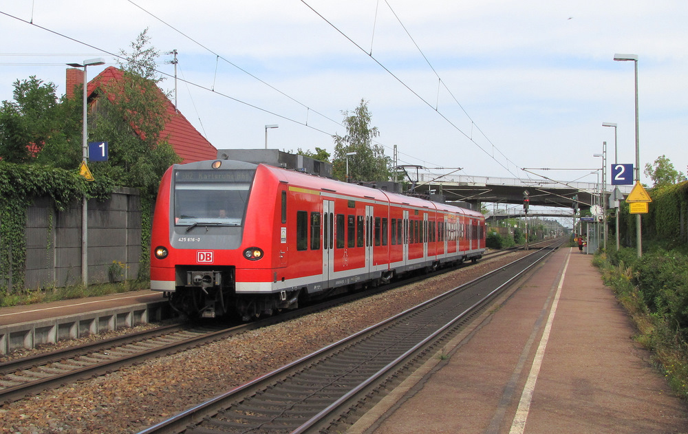 425 616-0 hlt hier am Haltepunkt Karlsruhe-Hagsfeld mit seiner RB2. Der Zug fuhr von Mannheim hbf nach Karlsruhe Hbf. 18.08.2011