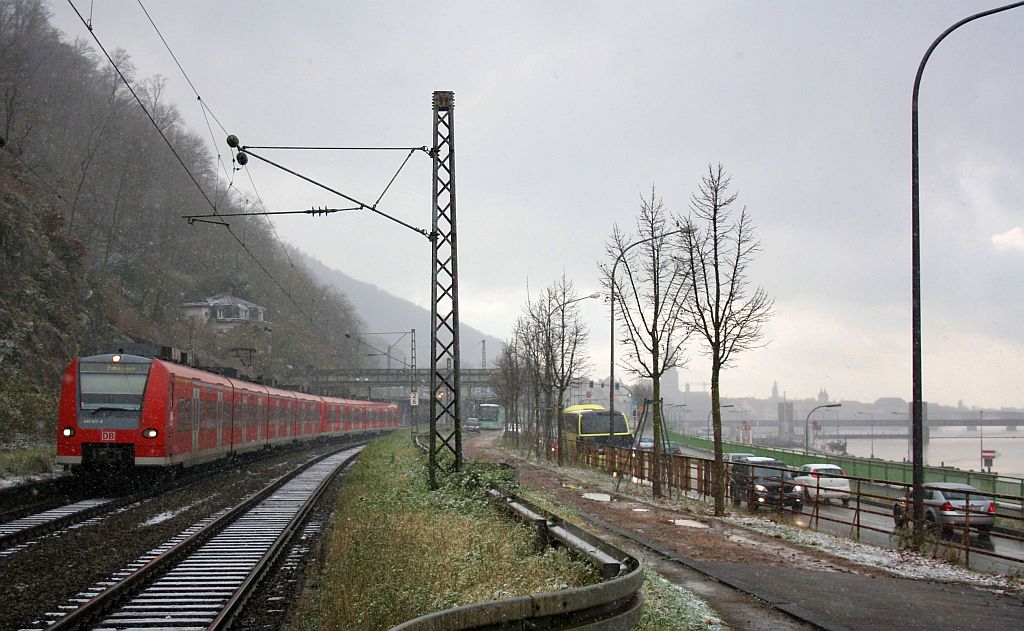 425 617-8 ist am linken Neckarufer kurz nach der Ausfahrt aus Heidelberg-Altstadt Richtung Eppingen unterwegs. 26.11.10