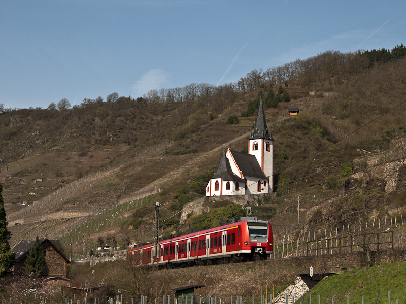 425 636-8 als RB 12219 (Trier Hbf - Koblenz Hbf) am 7. April 2010 in Hatzenport.