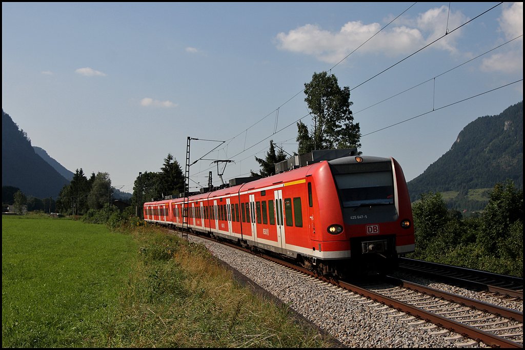 425 647 und ein 426er sind als  RE 30103 von Rosenheim nach Kufstein unterwges. (Kloster Raisach am 05.08.2009)