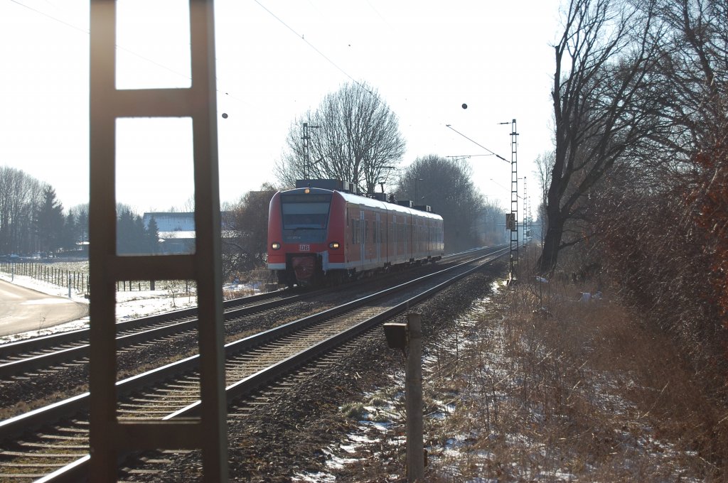 425 72-6 ist am 16.2.2010 als RB33 Nachmittags zwischen Viersen und Anrath unterwegs nach Duisburg Hbf.