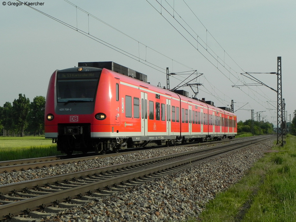 425 738-2 bzw 425 238 verkehrte am 07.05.2011 als S3 nach Karlsruhe Hbf. Aufgenommen bei Bad Schnborn-Kronau.
