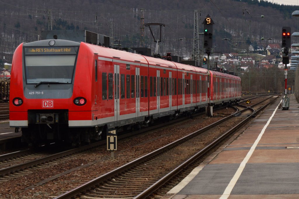 425 751-5 als Schluwagen einer RE1 nach Stuttgart beim Verlassen von Neckarelz. 16.3.2013