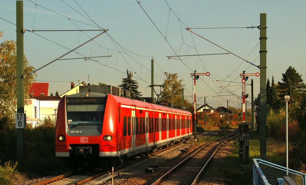 425 759-8 als RE4, Karlsruhe Hbf - Mainz Hbf, in Philippsburg(Baden). Die Elektrifizierung der Strecke Germersheim - Graben Neudorf ist noch nicht solange her und so haben auch hier vor kurzem die 425er die 612er abgelst. Vorher war es der letzte Abschnitt der RE-Strecke Mainz - Karlsruhe der noch ohne Fahrdraht befahren wurde. Allerdings stehen hier noch Formsignale. 19.10.2012