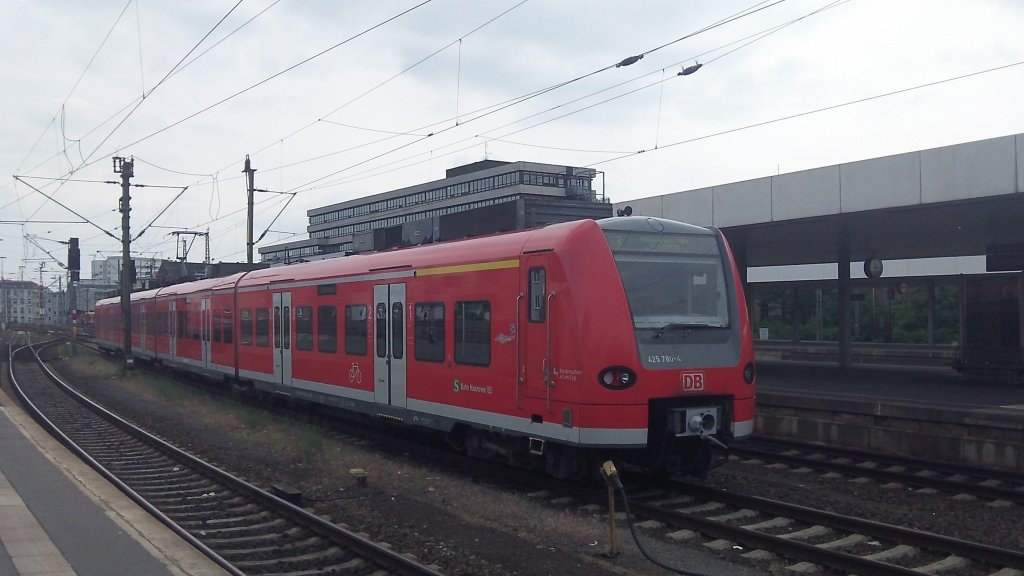 425 780 am Durchfahrgleis in Hannover Hbf, am 13.06.2012.