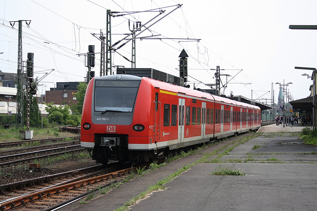 425 782-0 f�hrt am 19.05.2011 in Lehrte ein.