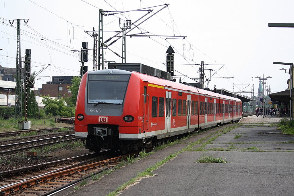 425 782-0 fhrt am 19.05.2011 in Lehrte ein.