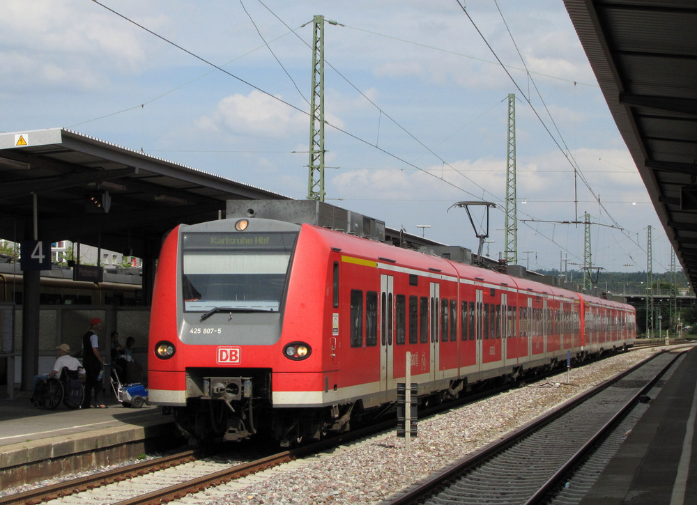 425 807-5 steht hier in Pforzheim Hbf bereit. Die Reise geht gleich weiter nach Karlsruhe Hbf. 10.08.2010