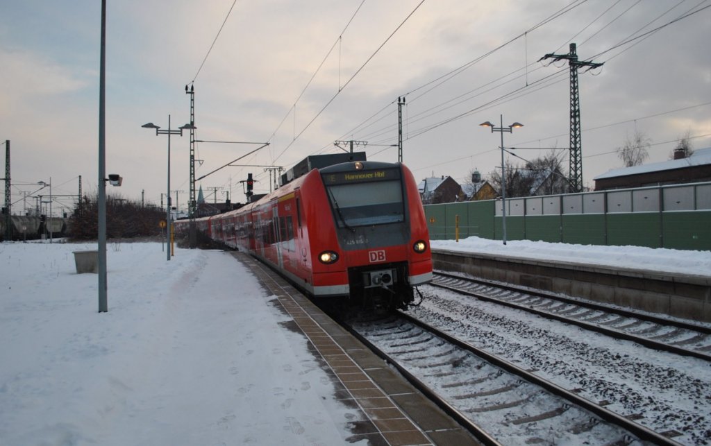 425 815, bei der Einfahrt in Lehrte am 18.12.2010
