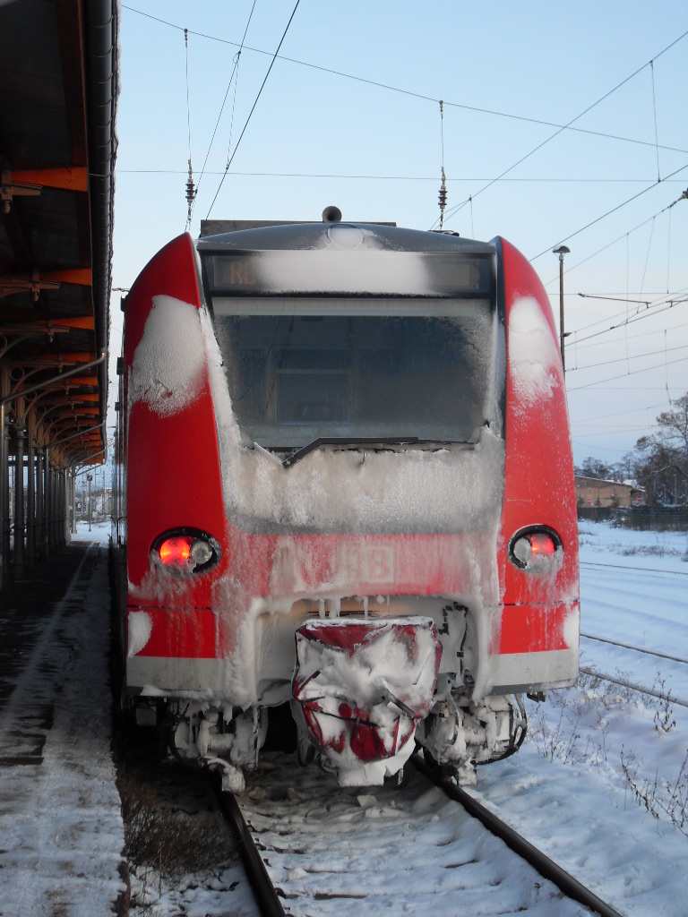 425 steht auf Gleis 5 am 02.01.2010 in Stendal.