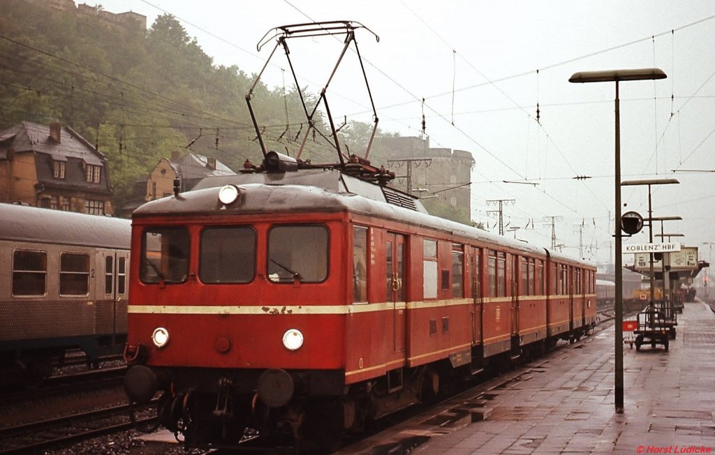 426 002 am 24.05.1978 in Koblenz Hbf. Der Triebwagen wurde für die  mit Gleichstrom betriebene Peenemünder Schnellbahn gebaut und stimmte im wagenbaulichen Teil mit der Bauart 1939 der Berliner S-Bahn überein. Nach dem Krieg kam er zur Isartalbahn und wurde 1956 auf Wechselstrom umgebaut. Heute steht er im Historisch-Technischen Museum Peenemünde.