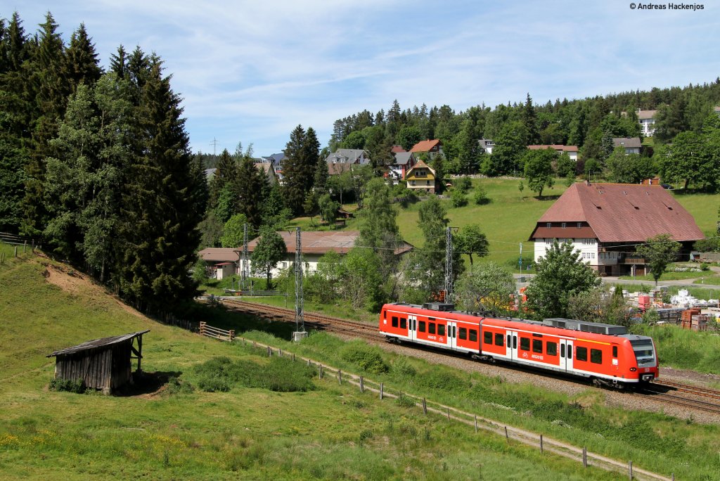 426 013-9 als Lt 72179 (Plochingen-Singen (Htw) bei St.Georgen 29.5.11. Dies war die erste Fahrt bei Tageslicht auf der Schwarzwaldbahn