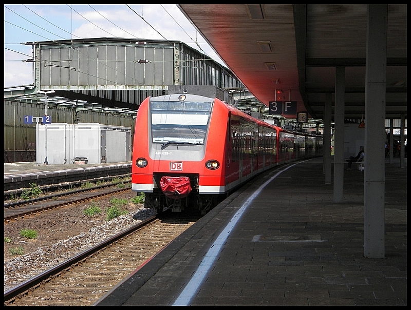 426 026 mit 425 036 bei der Abfahrt aus Duisburg Hbf