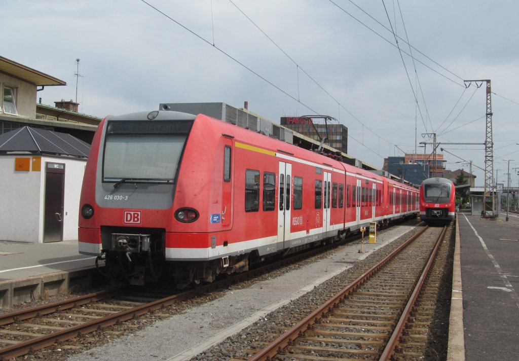 426 030-3 und 425 047-8 stehen am 03. August 2013 zur Personalschulung im Schweinfurter Hbf.
