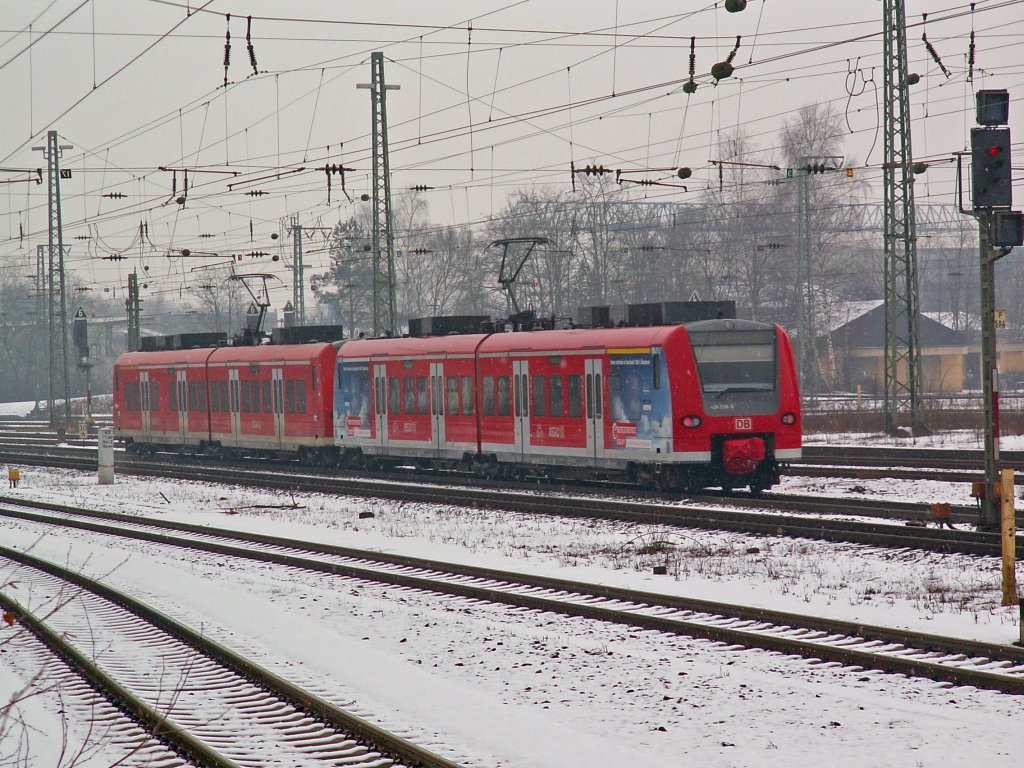 426 038 hinter einem unbekannten 426 am 25.2.13 als RE nach Saarbrcken in Homburg.