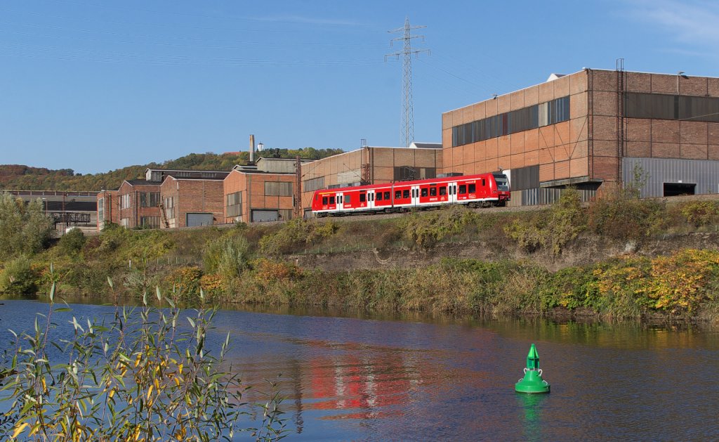 426 043 (getauft auf den Namen  Niederlinxweiler) ist am 22.10.2012 als RB 33735 von Trier nach Homburg/Saar unterwegs. Pnktlich wird der Triebwagen gleich den Bahnhof Vlklingen erreichen.