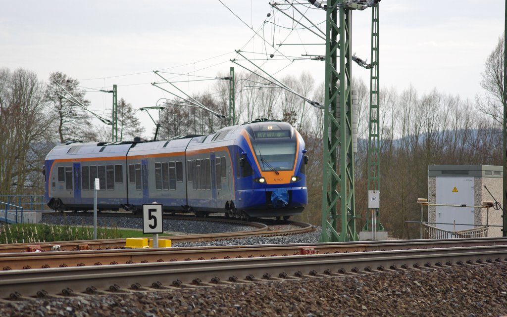 427 004 der Cantus fhrt als R7 nach Gttingen gerade aus der neuen Nordschleife, die zum neuen Stadtbahnhof fhrt, auf die Hauptstrecke. Aufgenommen am 26.03.2010.