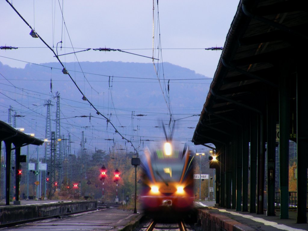 427 052 der cantus Verkehrsgesellschaft mbH am Abend des 08.11.2009 als CAN 31930 im Kasseler Hauptbahnhof.