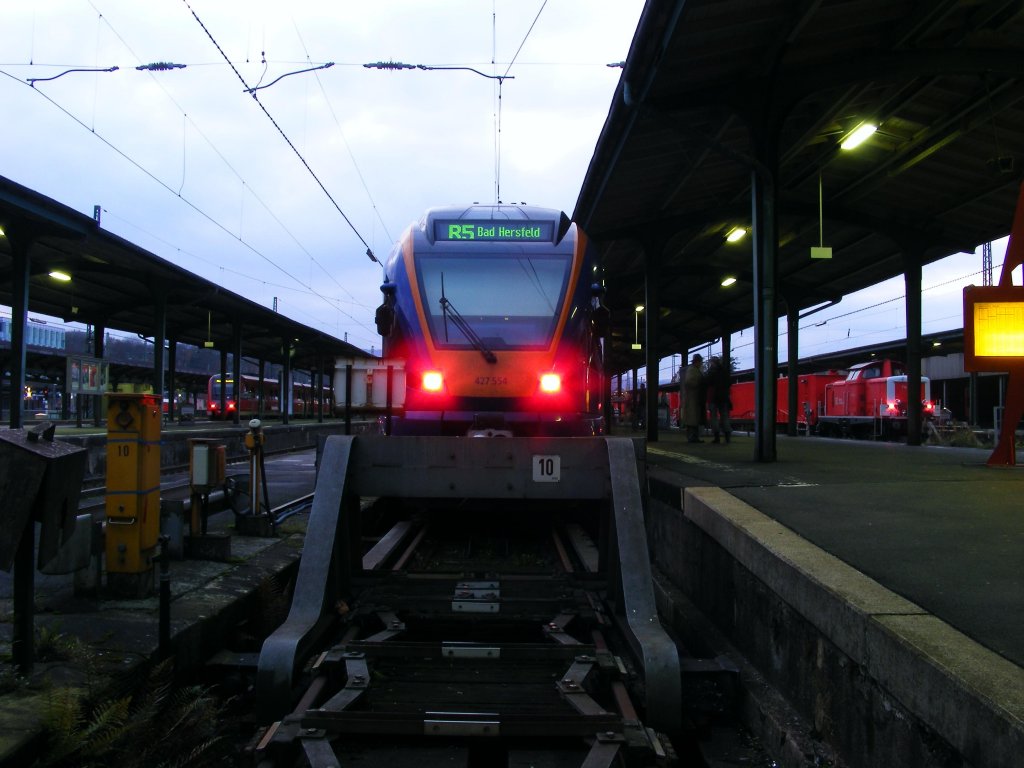 427 054 am 08.11.2009 in Kassel Hbf, nachdem er als CAN 31930 aus Fulda kam.