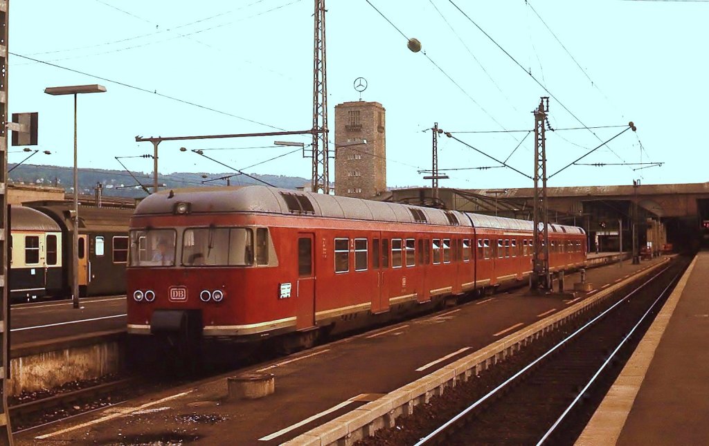 427 405 verläßt im Mai 1978 den Stuttgarter Hauptbahnhof. Zu diesem Zeitpunkt war er der letzte in der Originalfarbgebung, die anderen vier Triebwagen waren schon beige-türkis lackiert.