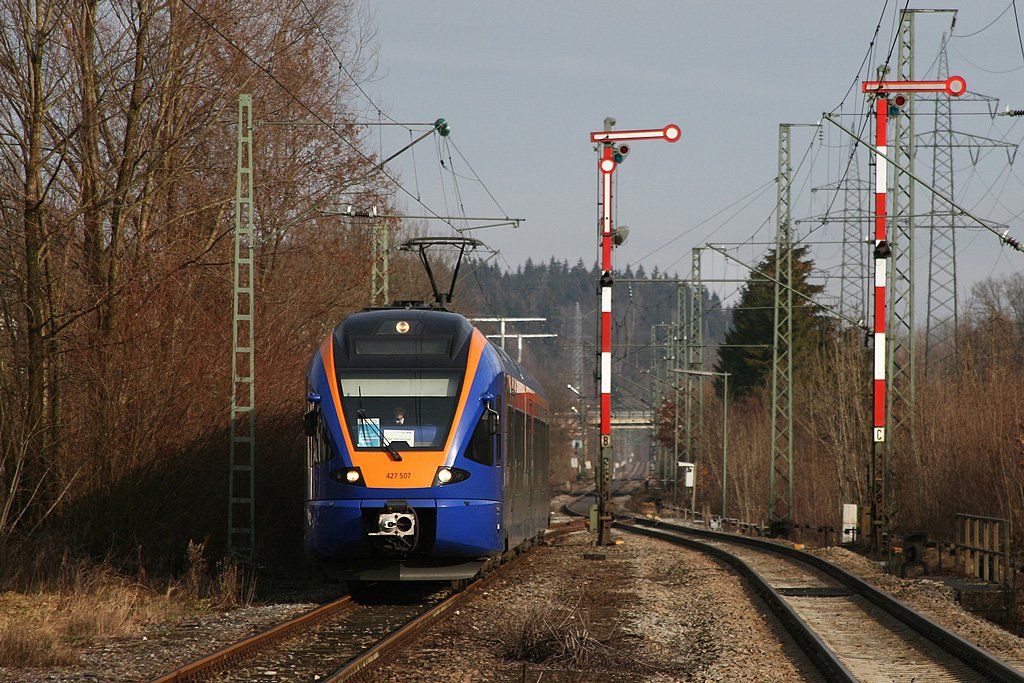 427 507 (als Ersatz fr die BLB Flirts) am 01.01.2010 bei der Einfahrt in den Bahnhof Piding.