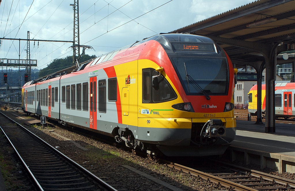 
427 543 ein 3-teiliger Flirt der HLB (Hessischen Landesbahn) steht am 03.09.2011 im Hbf Siegen zur Abfahrt nach Gießen bereit.