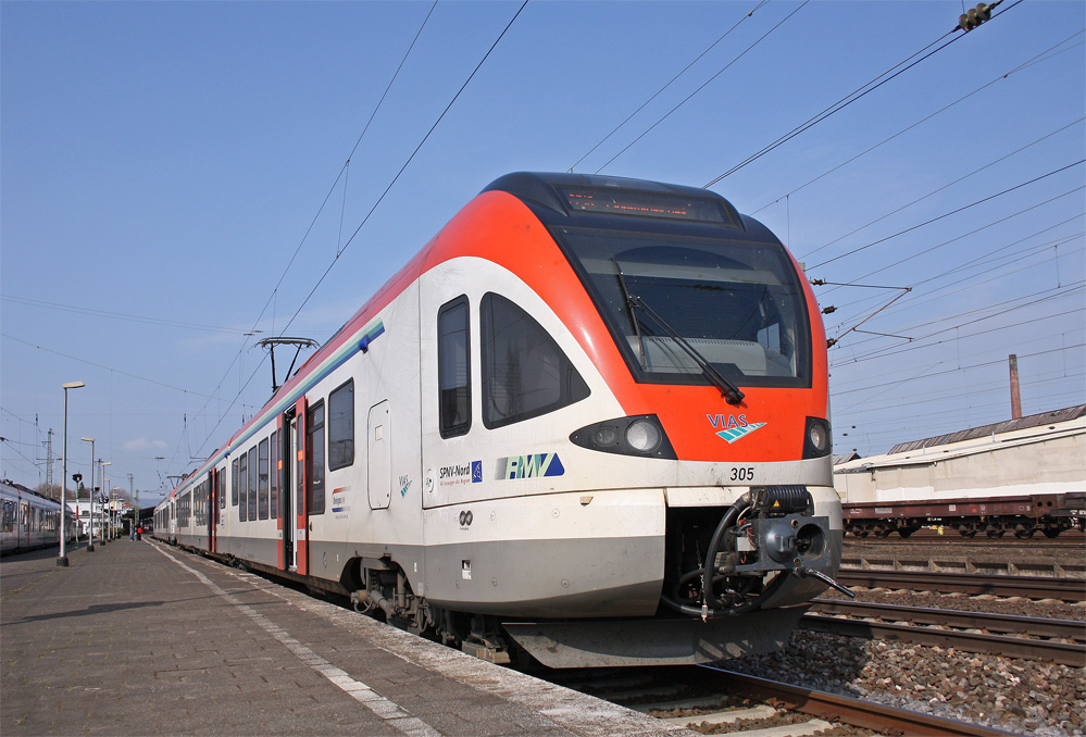 427 653-1 steht als VIA25015 nach Frankfurt a.M. in Neuwied bereit, 26.3.11