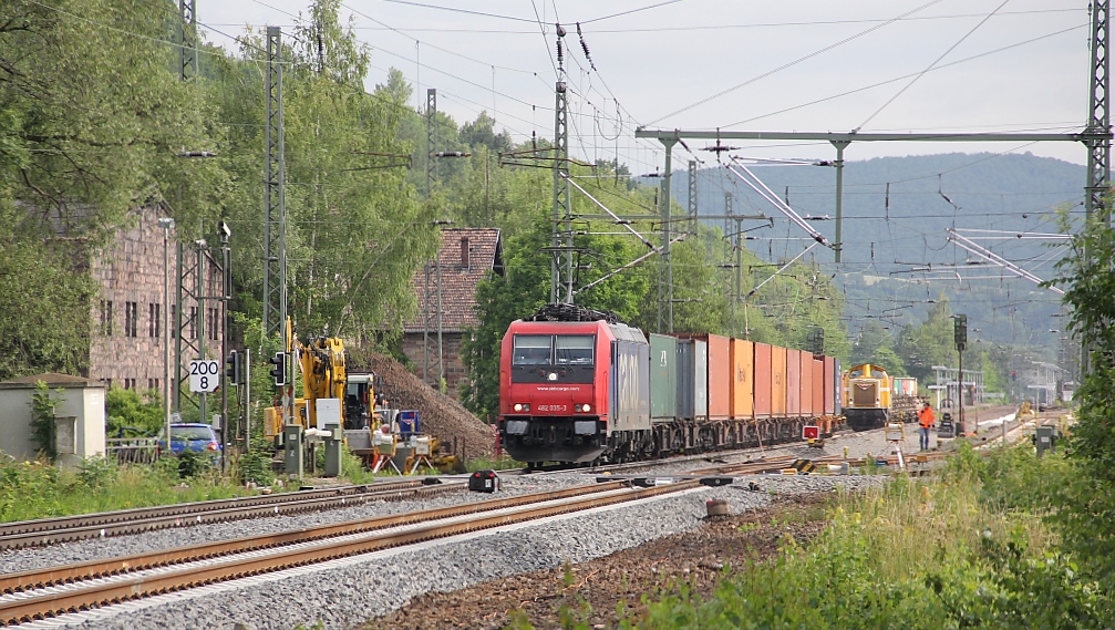 428 035-3 schlngelt sich mit ihrem Containerzug in Richtung Sden weiter durch Eschwege West. Durch die Aufrum- und Restbauarbeiten etwas aufgehalten. Aufgenommen am 22.06.2011 am B Eltmannshausen/Oberhone.