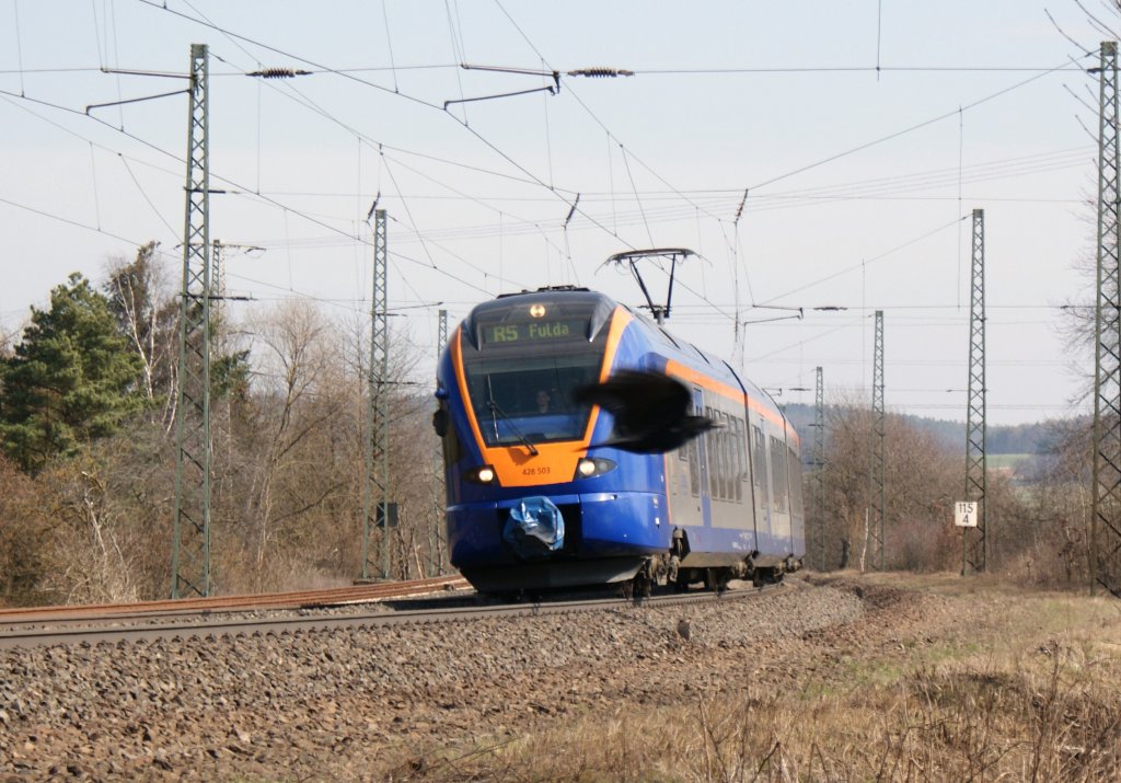 428 503 mit ihren R5 nach Fulda,dabei berquerte dieser Rabe noch schnell die Gleise am 26.03.2010