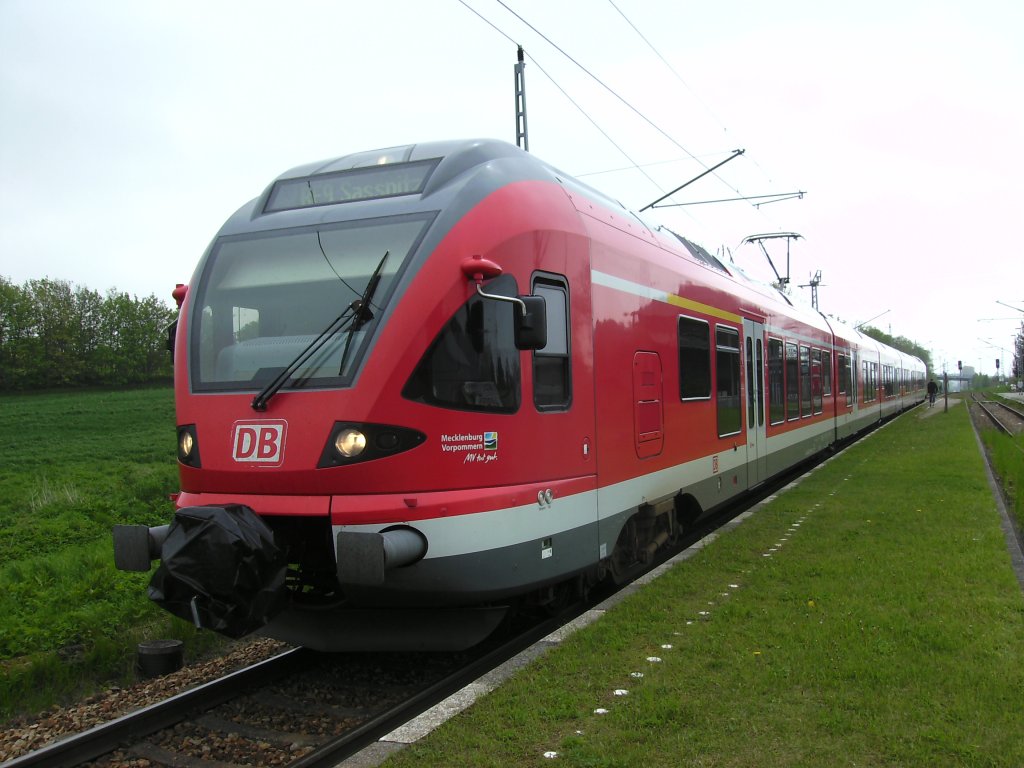 429 026 als RE 33311 Lietzow-Sassnitz in Sagard.