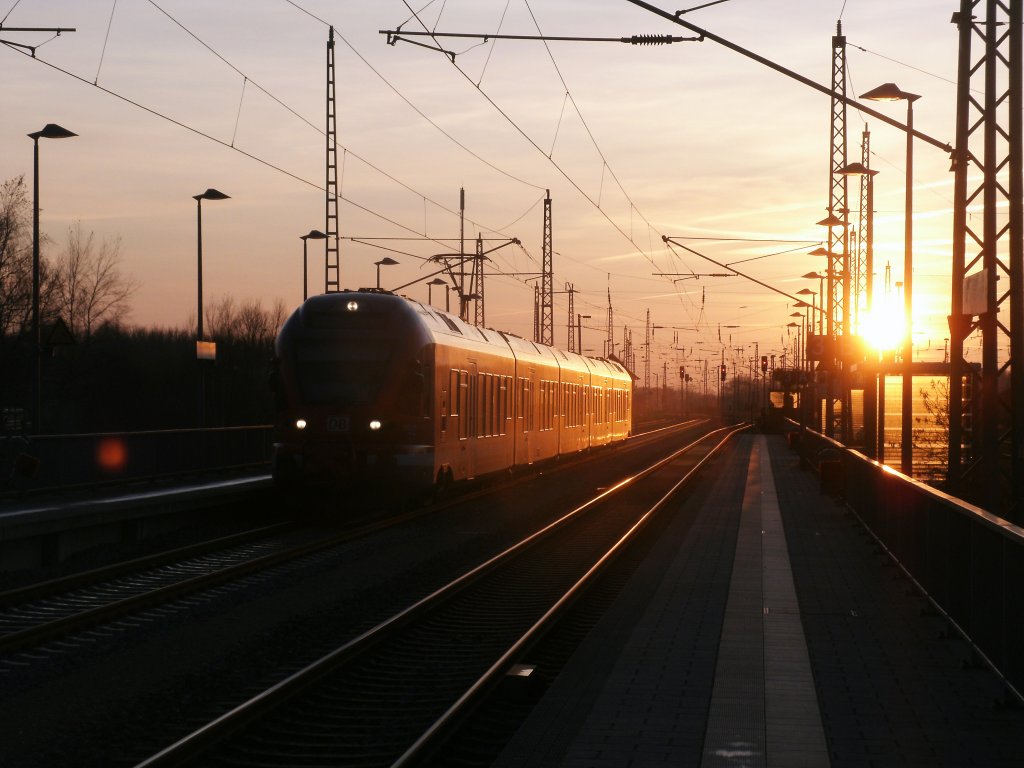 429 026 erreichte,als RE 13029 Stralsund-Binz,am 29.November 2011,beim Sonnenuntergang Bergen/Rgen.