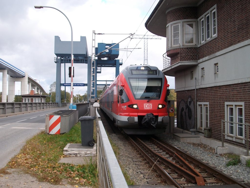429 026 berquerte am 14.Oktober 2010 auf der Fahrt von Sassnitz nach Rostock,den Strelasund beim Bahnhof Stralsund Rgendamm.