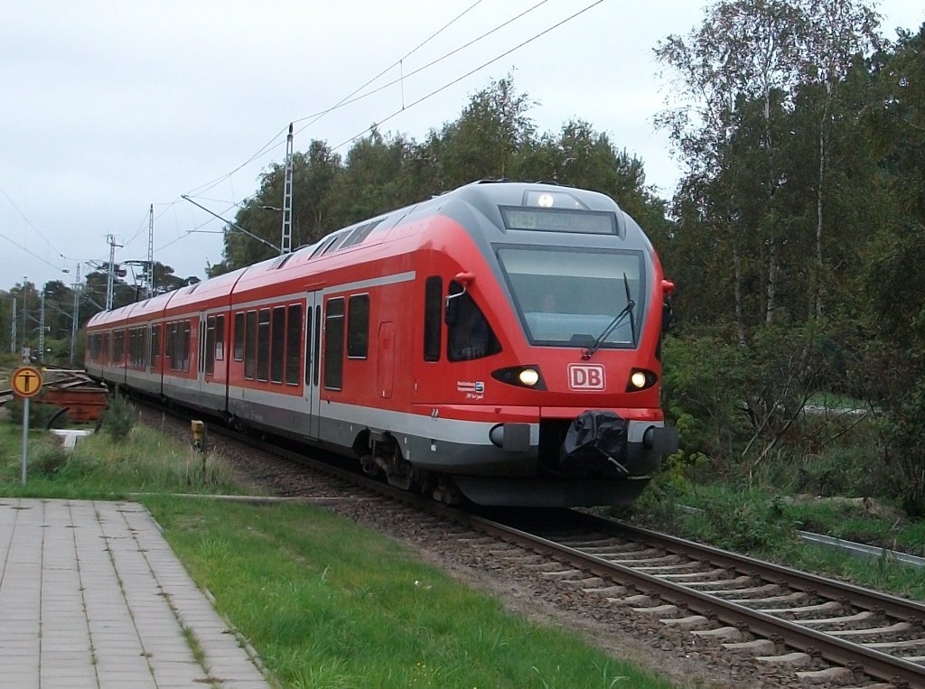 429 027 erreichte mit dem RE Binz-Lietzow am 25.September 2010 die kleine Station Prora.
