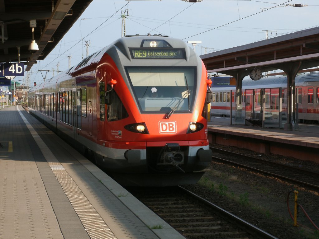 429 027,am 12.Juni 2011,als RE 13032 aus Binz und als RE 13033 wieder nach Binz zurck fuhr in Stralsund.