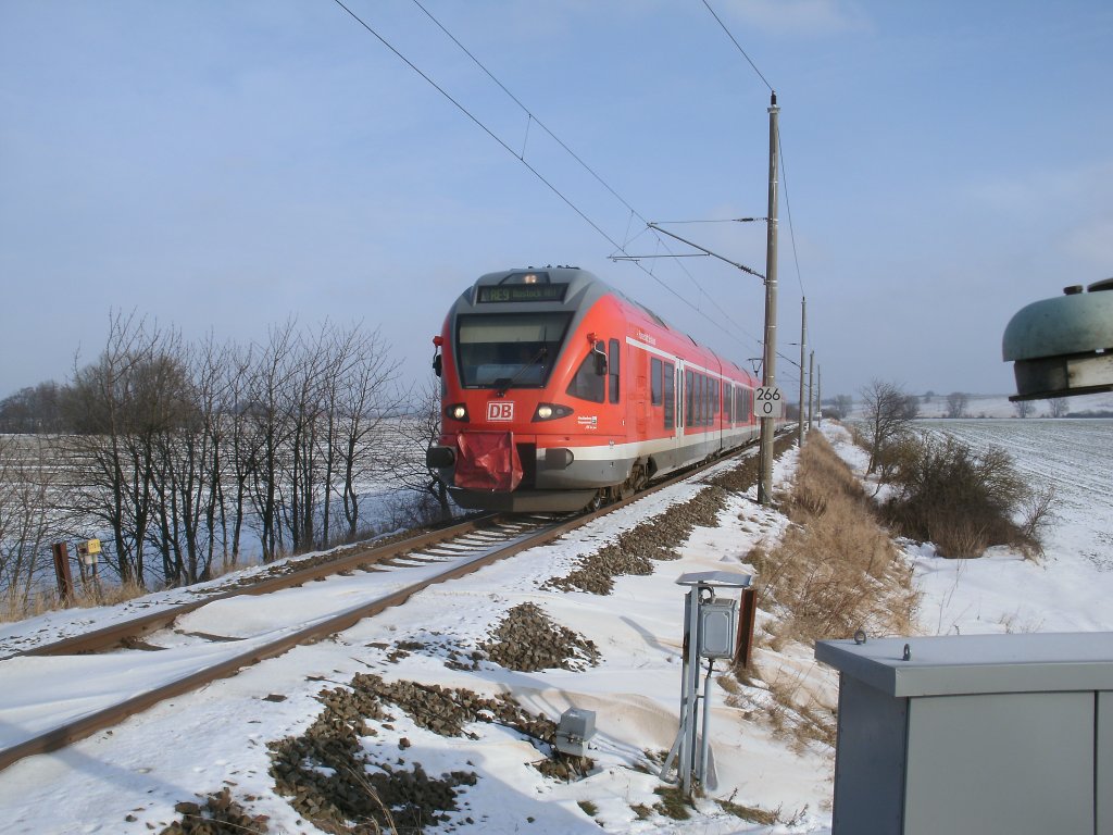 429 028 als RE 13008 Sassnitz-Rostock,am 26.Januar 2013,bei Borchtitz.