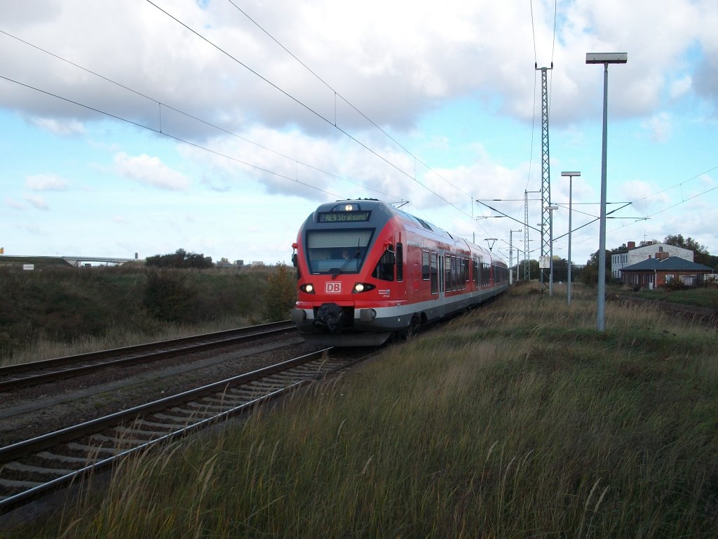 429 028 am 14.Oktober 2010 als RE Binz-Stralsund beim letzten Halt vor dem Festland in Altefhr.