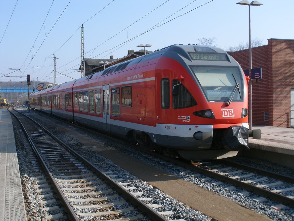 429 028 hielt am 01.Mrz 2011 mit dem RE 13007 Rostock-Sassnitz in Bergen/Rgen.