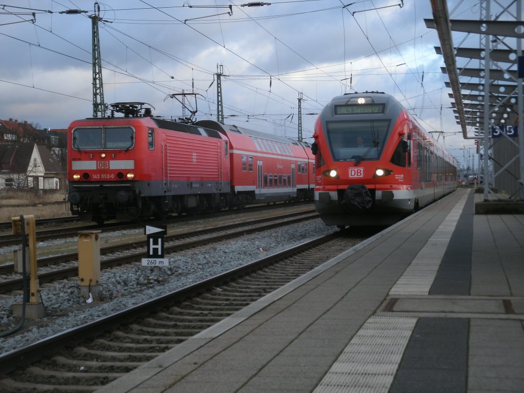 429 029 kam,am 17.Dezember 2011,mit dem RE 13010 aus Sassnitz in Rostock an,w�hrend links 143 952 wartete.