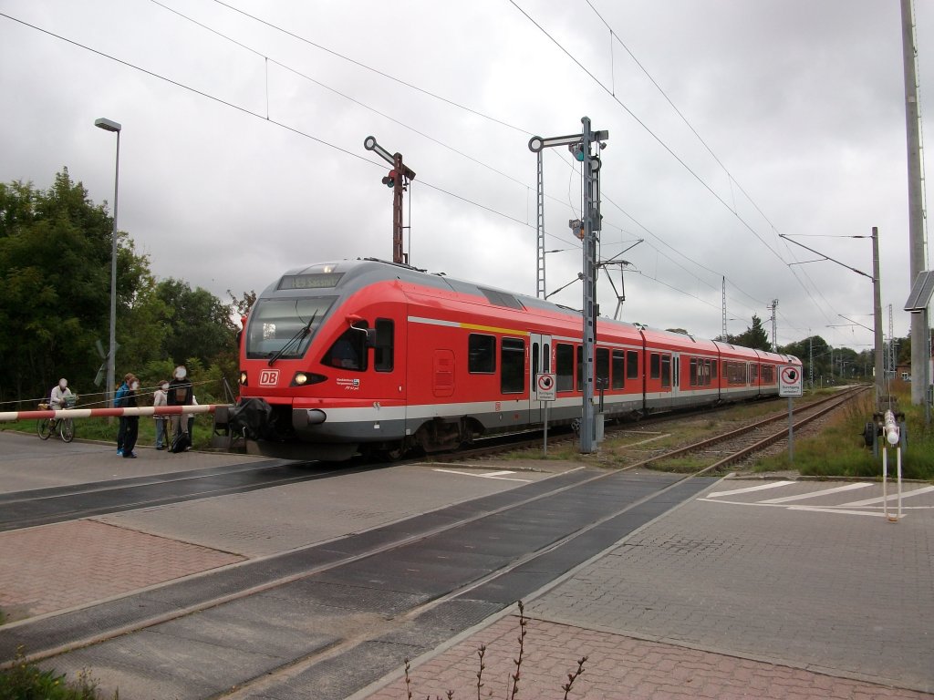 429 029 und der RE 33261 Lietzow-Sassnitz beim Verlassen von Lancken am 13.September 2010.