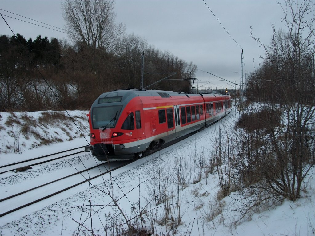 429 030 am 15.Dezember 2010,mit dem RE 13028 Binz-Stralsund,in der Nhe vom Einfahrsignal  S  bei Bergen/Rgen.