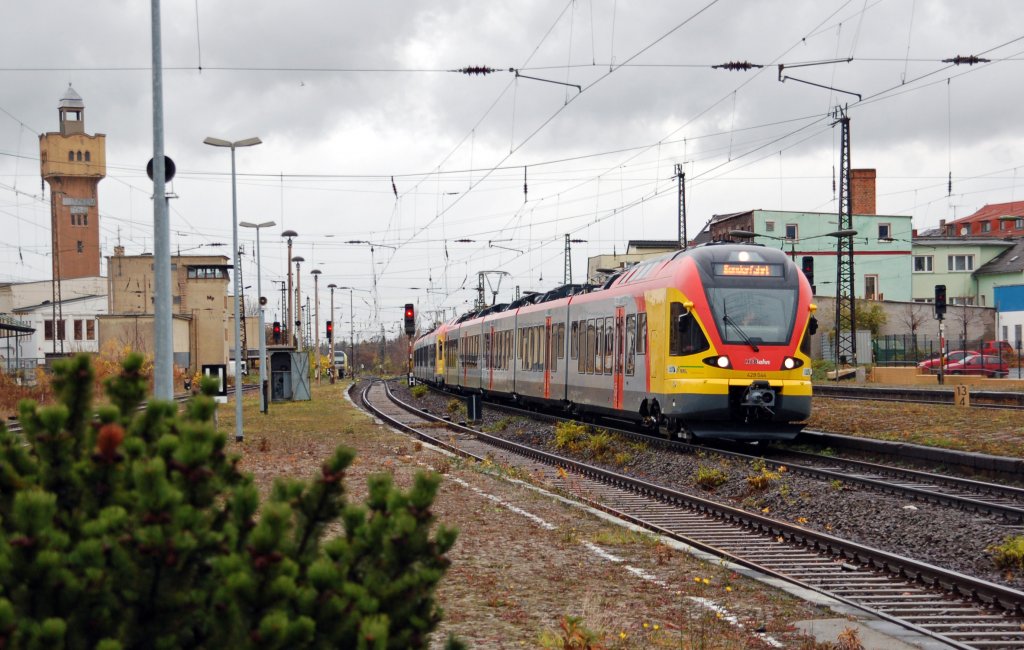 429 044 und 429 046 der HLB fahren am 06.11.10 gemeinsam durch Merseburg Richtung Grokorbetha.