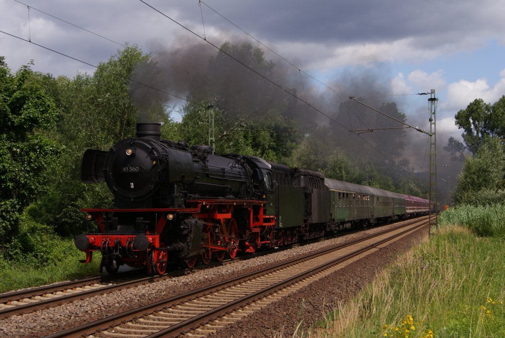 43 360 mit einem Sonderzug zur BUGA nach Koblenz bei der Durchfahrt durch Unkel am 18.06.2011