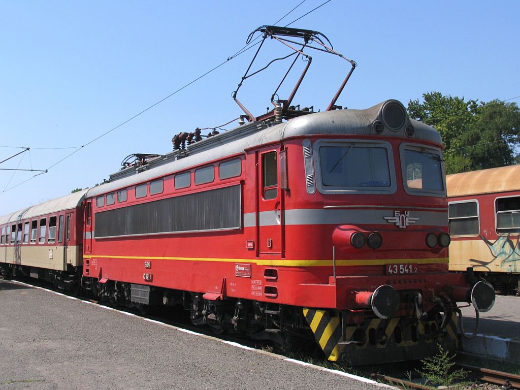 43 541 2 mit IC 8601 Sofia-Burgas (София-Бургас) auf Bahnhof Burgas (Бургас) am 19-08-2006.