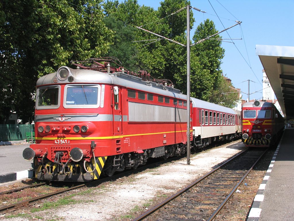 43 541 2 mit Zug 3661 Burgas-Kaspichan (Бургас-Каспичан)auf Bahnhof Burgas (Бургас) am 19-08-2006.