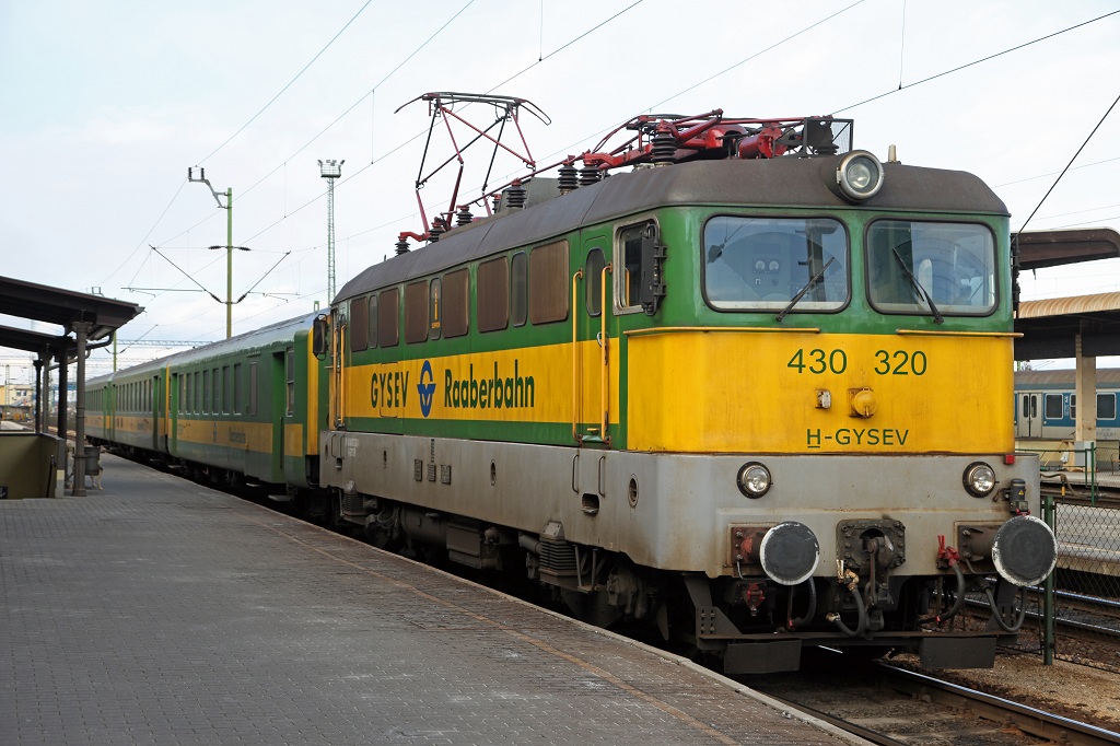 430 320 wartet am 20.02.2013 in Szombathely am Bahnsteig 1 auf die Abfahrt mit ihrem Zug nach Szentgotthard.