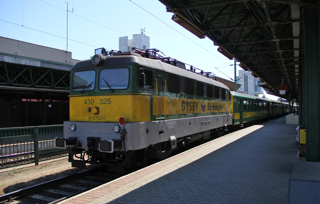 430 325 vor einem Personenzug wartend im Bahnhof Sopron. Aufgenommen am 15.05.2013.
